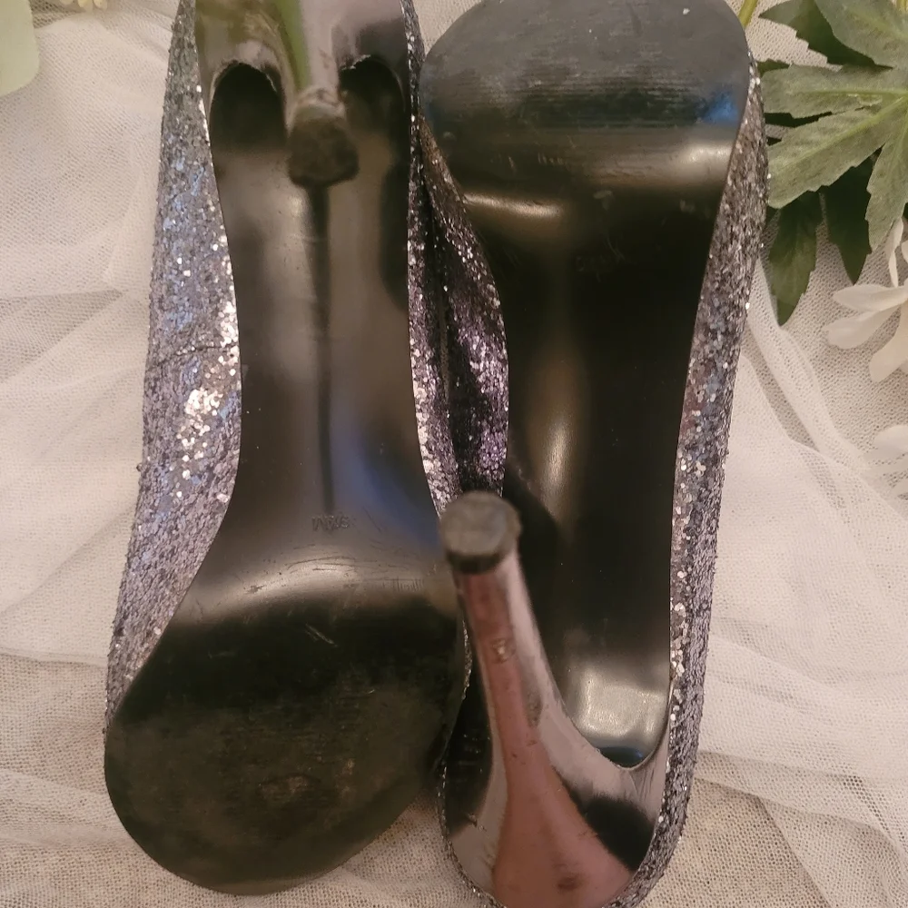 4/$25  GUESS Silver Glitter Heels Used - Picture 10 of 14